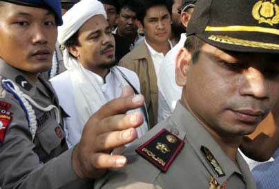 FPI: Dengan Laskar Paramiliter, Menentukan Otoritas Sendiri (1)