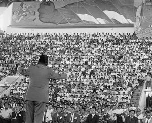 asiafinest.com soekarno di depan massa HUT pki di senayan 1965