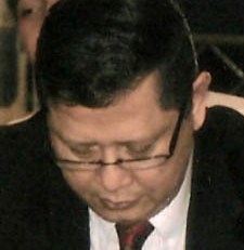 MARZUKI DARUSMAN. "Saat Golkar  melakukan konvensi untuk mencari calon presiden tahun 2004, Marzuki tak ikut mendaftarkan diri kendati ada yang mendorongnya ke sana, berdasarkan reputasinya sebagai tokoh Golkar putih. Agaknya ia lebih sanggup menakar diri, sementara beberapa yang lainnya mungkin lebih tak tahu diri".