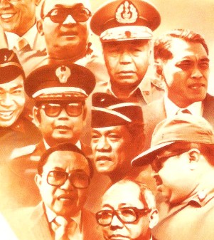 JENDERAL MUHAMMAD JUSUF DI ANTARA PARA JENDERAL REZIM SOEHARTO. "Pada masa Soeharto itu, begitu banyaknya tokoh yang memiliki keinginan menjadi number one, namun selain Jenderal Jusuf dan Marzuki Darusman, tak pernah ada yang menyatakannya langsung kepada Soeharto atau mewacanakannya secara terbuka. Mereka yang betul-betul berambisi, termasuk sejumlah jenderal di seputar Soeharto, lebih memilih jalan belakang ala permainan wayang". (Repro dari cover buku "Soeharto dan Barisan Jenderal Orba'/David Jenkins, Komunitas Bambu) 