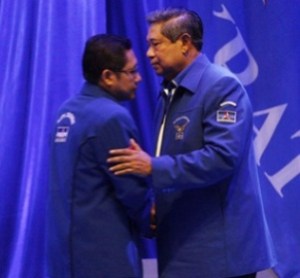 ANAS URBANINGRUM DAN SUSILO BAMBANG YUDHOYONO DALAM NUANSA BIRU. "Kalau ternyata keterlibatan Andi Mallarangeng adalah hasil suatu fait-accompli, menjadi pertanyaan siapakah yang mampu membuatnya bisa tertekan? Apakah Anas Urbaningrum sebagai kolega separtai dan sama-sama maju sebagai kandidat Ketua Umum DPP Partai Demokrat dalam Kongres di Bandung dan kini bertumbuh menjadi lebih powerful? Apakah DPP Partai sebagai kekuatan kolektif? Ataukah Dewan Pembina yang diketuai Susilo Bambang Yudhoyono?" (download Tempo).