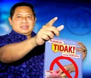 SBY, KATAKAN TIDAK PADA KORUPSI. "Sayangnya, setidaknya dua dari bintang iklan melalui televisi itu, justru telah dihukum dan dijadikan tersangka korupsi, yakni Angelina Sondakh dan Andi Alfian Mallarangeng. Kemudian dua lainnya, Anas Urbaningrum dan Edhie Baskoro Yudhoyono, pun disorot dan disebut-sebut namanya terkait apa yang di”tidak”kan itu. Lama-kelamaan, pada gilirannya nama dan kepercayaan kepada Susilo Bambang Yudhoyono, sulit dihindarkan untuk tidak terkontaminasi". (youtube)