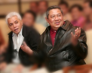 HATTA RAJASA DAN SUSILO BAMBANG YUDHOYONO. "Antara para kakek dan cucu, terentang waktu yang panjang. Maka doa para kakek di sini tentang cucunya, harus menunggu waktu lama sebelum terkabul. Perlu kesabaran yang pantas. Tetapi kesabaran cenderung gampang dikalahkan oleh hasrat yang sudah berkobar-kobar untuk mendapat pemenuhan secepatnya". ( editing, foto beritasatu.com)