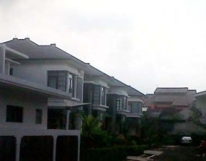 PERUMAHAN MEWAH PETINGGI PKS. Publik dalam pada itu dibuat lebih terbuka matanya, setelah berbagai media cetak dan media sosial, menyajikan berita dan foto tentang kemewahan hidup para petinggi PKS yang sering disebut sebagai ‘Fraksi Sejahtera’. (download tribunnews)