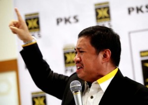 ORASI ANIS MATTA. "Seakan-akan ia ingin segera melibatkan Tuhan dan Agama terlalu jauh untuk membela perbuatan korupsi –yang pada hakekatnya adalah perbuatan mencuri yang dilarang Allah– di saat upaya penegak hukum untuk menemukan kebenaran sesungguhnya dari peristiwa itu sendiri masih sedang dilakukan". (Foto-foto download okezone/pkstoday.com) 