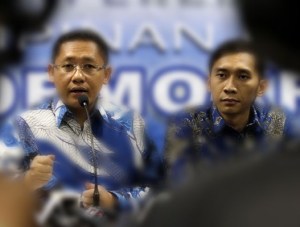 ANAS DAN IBAS. "Apakah nanti, di akhir lakon Partai Demokrat ini, Anas Urbaningrum akan meniru Abimanyu, yang mampu mengerahkan tenaga terakhirnya, menusuk jantung Lesmono Mandrakumara sang putera raja?" (download antaranews)