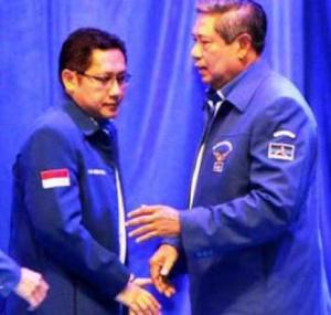 ANAS DAN SBY. "Tips untuk kalangan kekuasaan, termasuk bagi SBY yang masih akan menunaikan kekuasaannya hingga tahun depan, HMI bukan monster berbahaya bagi kekuasaan, sepanjang memahami dinamika berbagi. Bukankah Anas Urbaingrum banyak juga gunanya, sejak di KPU sampai menjabat Ketua Partai Demokrat? (foto download)