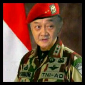 PLESETAN EYANG SUBUR DALAM SERAGAM KOPASSUS. "Karena kasus perseteruan Eyang Subur dan Adi Bing Slamet merebak hampir bersamaan waktu dengan penyerangan LP Cebongan di Sleman oleh 11 personil Kopassus, entah mengapa, gambar Eyang ditampilkan berpakaian seragam kesatuan tersebut. Mungkin ada kandungan kritiknya juga. Tapi seloroh ini hendaknya diterima saja sebagai intermezzo untuk mengurangi ketegangan di dalam kepala kita semua." (copy gambar yangberedar melalui BB)
