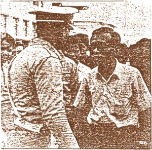 POLISI DAN WARGA BERDEBAT DI JALAN, 1973. "Terjadi pula suatu situasi kontradiktif: Polisi seringkali sangat galak terhadap masyarakat yang lemah namun begitu lembek kala menghadapi ormas yang berotot, apalagi terhadap kelompok militer bersenjata." (dokumentasi)