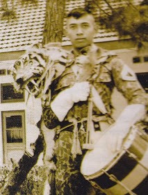 SBY MASA AKABRI, PENABUH GNDERANG. "Karena ABRI memang ingin terus menerus mengendalikan kekuasaan negara, dan makin menyempurnakannya, tentu saja generasi muda yang dididik di Akabri dipersiapkan sebagai pewaris kekuasaan. Komposisi kurikulum Akabri kala itu, terdiri dari 75 persen akademis dan 25 persen kemiliteran. Ini menimbulkan penilaian bahwa memang ABRI mempersiapkan kader-kader yang di samping menguasai ilmu kemiliteran, menguasai pula berbagai aspek yang akan dibutuhkan dalam tugas-tugas non militer. Tegasnya, ada pembekalan untuk menjalankan fungsi sosial-politik dalam kadar tinggi selain fungsi pertahanan keamanan." (repro)