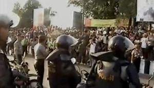 EVAKUASI MASSA FPI DI MASJID KAUMAN SUKAREJO, KENDAL. "Benar, bila dikatakan bahwa kini FPI telah menjadi salah satu public enemy. Tetapi setiap kali dikecam melanggar hukum, FPI berargumentasi bahwa kekerasan-kekerasan itu adalah perbuatan oknum. Padahal dalam kenyataan, tindakan-tindakan kekerasan yang terjadi selalu dilakukan beramai-ramai dan massive, seraya membawa atribut dan bendera organisasi. Mana mungkin kalau aksi itu tidak terstruktur dan tak terencana? Atau apakah memang FPI itu adalah sebuah organisasi oknum massal, bukan sebuah ormas sebagaimana pengertian yang umum maupun menurut definisi undang-undang?" (foto indonesiamedia)