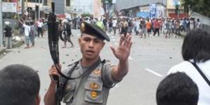 KONFLIK AMBON NAN BERKEPANJANGAN SEJAK 1999. "Kastor juga menuduh orang-orang Kristen memanipulasi gerakan reformasi yang dipimpin mahasiswa untuk menghancurkan perekonomian Indonesia, dan dengan demikian mempromosikan disintegrasi Republik dengan memisahkan provinsi-provinsi yang didominasi Kristen di Indonesia bagian Timur –termasuk Timor Lorosa’'e– yang kemudian dapat membentuk negara baru yang didominasi Kristen dengan sumber-sumber daya alami yang fantastik, karena negara itu akan meliputi Papua Barat dan provinsi Maluku yang sekarang." (foto download)