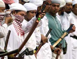 LASYKAR JIHAD DI AMBON. "Fase kedua mulai dari bulan Mei 2000, yang ditandai oleh kedatangan orang non-Maluku, yang sebagian besar adalah orang Muslim dari Jawa, Sulawesi, dan Sumatera, yang dikenal sebagai Lasykar Jihad. Mereka membawa senjata modern dan bersekutu dengan personil militer Muslim yang berjumlah 80 persen dari pasukan yang ditempatkan di kepulauan rempah-rempah itu. Perkembangan ini secara total menghancurkan keseimbangan sebelumnya, dan menciptakan perimbangan kekuatan yang menguntungkan orang Muslim." (foto download)