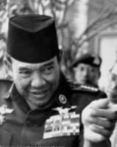 PRESIDEN SOEKARNO. "Pada tahun 1959 Indonesia meloncat kepada apa yang disebut demokrasi terpimpin. Parlemennya pun sama sekali tidak tersentuh oleh proses pendewasaan, apalagi karena pada tahun 1960 Indonesia langsung memasuki situasi revolusi. Pemimpin Besar Revolusi membawahi seluruh lembaga-lembaga, termasuk parlemen yang sebenarnya harus berdiri sendiri dengan fungsi legislatifnya. Ini juga semacam cost politik yang harus dibayar untuk suatu sistem yang terpimpin seperti itu." (foto download)