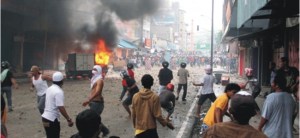 AMBON, KONFLIK PANJANG. "Celakanya bagi rakyat kecil di Maluku, ketika kekerasan di sana sudah memperoleh momentumnya sendiri, pasukan yang tersebar di Maluku mulai menemukan caranya untuk mengeruk keuntungan bagi dirinya sendiri. Di Ambon, para serdadu memberikan 'jasa perlindungan' bagi pengusaha dan orang-orang yang harus melewati rute-rute berbahaya, misalnya melalui desa-desa yang sedang berperang atau dari dan ke pelabuhan udara dan pelabuhan laut." (foto download)