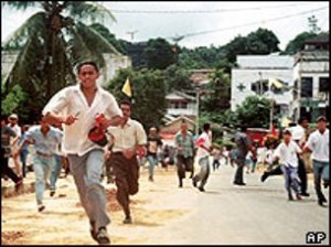 KERUSUHAN AMBON 1999. "Dilihat dari langgengnya pembunuhan antaragama di Kepulauan Maluku, penyebaran Lasykar Jihad yang cepat di kedua provinsi kembar itu, keberfihakan sejumlah besar anggota TNI dan Polri dengan fihak-fihak yang bertikai, serta ketegaran para perwira dari faksi Wiranto, di mana tidak seorang pun telah diajukan ke pengadilan atau bahkan diselidiki keterkaitannya dengan konflik berkepanjangan di Maluku, orang tidak dapat lagi mempercayai retorika resmi di Indonesia bahwa yang terlibat hanyalah "oknum-oknum pembangkang" (rogue elements)." (foto download, AP)