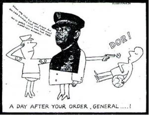 A DAY AFTER YOUR ORDER, GENERAL! "Soalnya, hanya sehari sebelum peristiwa, dalam perayaan Hari Ulang Tahun ABRI 5 Oktober 1970, Jenderal Soeharto mengeluarkan suatu perintah harian kepada jajaran ABRI yang isinya meminta ABRI tidak menyakiti hati rakyat. Ini, malah membunuh rakyat, hanya sehari sesudahnya." (karikatur Dendi Sudiana, 1970)