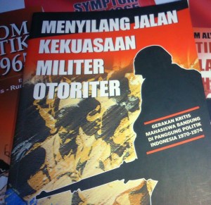 "Angkatan 1970 adalah angkatan pertama produk Akabri Kepolisian yang diintegrasikan dari semula sebuah akademi kepolisian murni di Sukabumi menjadi akademi dengan tambahan kurikulum kemiliteran. Kepolisian sendiri pada saat itu juga disejajarkan sebagai satu angkatan dalam jajaran Angkatan Bersenjata dengan penamaan Angkatan Kepolisian Republik Indonesia yang dipimpin oleh seorang Panglima Angkatan Kepolisian." 