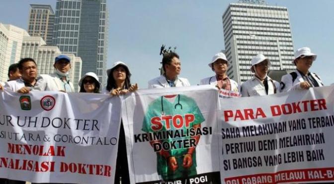 Saat Buruh dan Dokter Memilih Lintasan ‘Musuh Publik’
