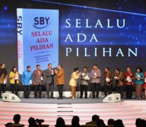 BUKU SBY 'SELALU ADA PILIHAN'. "Dan, believe it or not, tak kurang dari presiden kita menulis telah mengalami sesuatu yang olehnya sendiri digambarkan sebagai mirip adegan film horor dan cerita-cerita lama. “Tetapi sungguh ada. Sungguh nyata.” (download merdeka.com)