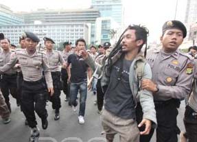 POLISI MENINDAK DEMO ANTI FPI. "Polri pun selalu gamang dan ‘gagap’ terhadap keterlibatan FPI dalam berbagai aksi sepihak dan kekerasan..... Apakah Polri gentar terhadap kaum ‘militan’ yang mengatasnamakan agama, terutama pengatasnamaan Islam, dalam perbuatan melanggar hukum dan keamanan? Padahal, perbuatan-perbuatan itu sebenarnya merupakan kesalahan ganda, melanggar hukum sekaligus menodai nama agama yang suci." (foto download)