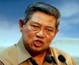 JENDERAL SUSILO BAMBANG YUDHOYONO. "Dikelilingi para Brutus agaknya sudah merupakan salah satu ‘suratan nasib’ para Presiden di Indonesia. Jenderal Susilo Bambang Yudhoyono pun tidak dalam pengecualian nasib. Dalam suatu ‘diskursus’ melalui jaringan komunikasi di media sosial, muncul pandangan bahwa menteri-menteri atau pejabat tinggi lainnya yang ganti berganti melahirkan kebijakan-kebijakan atau pernyataan kontroversial dan melakukan kebohongan publik maupun manipulasi kekuasaan, pada hakekatnya adalah para Brutus di sekitar Presiden SBY..... Di tubuh Partai Demokrat, tak syak lagi, dari sudut pandang kelompok ‘loyalis’ SBY, apa yang dilakukan Anas Urbaningrum dan sejumlah kader pendukungnya –khususnya yang ber-almamater-kan HMI– adalah perilaku para Brutus." (download sadandunia) 