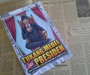 TUKANG MEBEL JADI PRESIDEN. "TERLIHAT betapa Jokowi dengan belitan kemiskinan dalam kehidupannya, lebih banyak bagaikan hidup dalam kisah 1001 malam. Cerita mirip dongeng seperti itu sungguh memukau bagi kalangan akar rumput di masyarakat. Pada sisi lain, ia berada dalam posisi ‘minim sejarah’. Namun berada dalam posisi minim ‘sejarah’ seperti itu, khususnya bila dibandingkan dengan Letnan Jenderal Purnawirawan Prabowo Subianto yang memiliki begitu banyak ‘sejarah’, bukan berarti Joko Widodo samasekali lepas dari sejumlah ‘beban’ masa lampau."