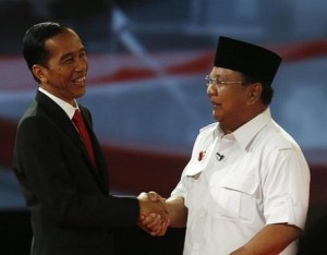 SILENCE OF THE POLLS AS PRABOWO PULLS AHEAD IN JAKARTA RACE (by Michael Bachelard) - Jakarta: Former military strongman Prabowo Subianto has for the first time pulled level or even slightly ahead of the previous favourite, Joko Widodo, in the Indonesian presidential race, credible polling apparently shows. But in a twist, one or more of those polls has been witheld from publication, apparently for fear of dishearting the Joko camp and shifting more votes to Mr Prabowo. A number of source contacted by Fairfax Media have confirmed that three credible polling organisations have now measured the gap between the two candidates at either within the margin of error, or with Mr Prabowo in the lead. It’s a remarkable turnaround. Until the campaign began, Mr Joko, the popular Jakarta governor, have a double-digit lead. But Mr Joko has been flat-footed by his opponent’s populist rhetoric, bolstered by a big-spending advertising campaign, blanket media coverage from TV stations owned by Mr Prabowo’s allies, and a successful “black” campaign of racial and religious smears against Mr Joko. In early June the Indonesian Survey Institute said his lead had narrowed to 6.3 per cent –down from over 20 per cent earlier in the year. And on Monday, another (less credible) polling company, the Indonesia Survey Institute, showed Mr Prabowo with 51.2 per cent compared to Mr Joko’s 48.8 per cent. But Lowy Institute research fellow Aaron Connelly wrote on Tuesday that Indonesia’s most credible pollsters –the international group CSIS, Saiful Mujani Research and Consulting, and Indikator– had now judged the race to be neck and neck. “Prabowo Subianto must now be considered the favourite to win the July 9 presidential election, a result that was unthinkable just a month ago,” Mr Connely wrote. Fairfax Media has now confirmed with a number of sources that CSIS finalised a poll on June 15 showing a negligible gap between the two campaigns, but has refused for 10 days to release it. Sources says that reason may be because all three have a foot –either financial or philosophical– in the Joko camp. CSIS executive director Rizal Sukma, a respected international relations expert, briefed Mr Joko for his presidential debate last Sunday. They fear that publishing the information may prompt even more support to flow to Mr Prabowo in a country where analysts belive a strong “back the winner” mentality exists. Neither Mr Rizal nor Burhanuddin Muhtadi, of Indikator responded to calls or texts on the subject, and Saiful Mujani of Saiful Mujani Research and Consulting was in hospital, according to a spokesman. (gambar reuters)  