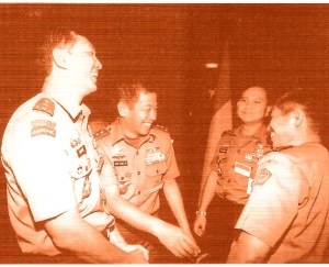 PRABOWO SUBIANTO DIANTARA TAWA PARA JENDERAL: SJAFRIE SJAMSOEDDIN, AGUM GUMELAR, YUNUS YOSFIAH. "Satu dan lain hal, tidak dituntaskannya pencarian kebenaran dari peristiwa di tahun 1998 itu, hingga kini, sejumlah jenderal masih selalu dilekati stigma, termasuk Jenderal Wiranto dan Letnan Jenderal Sjafrie Sjamsoeddin yang kini menjabat sebagai Wakil Menteri Pertahanan. Stigma pelanggaran HAM di Timor Timur pun masih selalu dilekatkan kepada Jenderal Wiranto dan sejumlah perwira lainnya yang pernah bertugas di sana saat daerah itu menjadi provinsi ke-27.  Hal yang sama juga terjadi pada sejumlah jenderal dalam berbagai peristiwa. Stigma itu bisa benar dasar faktanya, sebagaimana itu pun bisa tidak benar, atau setengah benar setengah tidak benar. Maka kebenaran sejati harus dicari, untuk mengambil suatu kesimpulan dan sikap yang adil. Selama kebenaran peristiwa tidak ditelusuri, ia akan terus menjadi stigma." (foto tempo) 