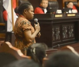 NOVELA NAWIPA BERSAKSI DI MAHKAMAH KONSTITUSI. "Sikap memperolok-olokkan saksi-saksi yang maju ke persidangan Mahkamah Konstitusi, dipertunjukkan pula oleh sejumlah media pers terkemuka." foto download republika)