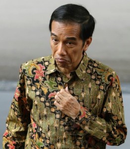 JOKOWI DALAM UTUSAN MALAYSIA. Geram soal kapal asing pencuri ikan di perairan Indonesia, Selasa 18 November di Istana Negara, Jokowi dikutip pers mengatakan, “Nggak usah tangkap-tangkap, langsung saja tenggelamkan. Tenggelamkan 10 atau 20 kapal, nanti baru orang mikir.” Menteri Luar Negeri Indonesia merasa perlu ‘merasionalkan’ kalimat presiden tersebut, bahwa pemahamannya terkait dengan law enforcement...... Tak urung, merasa negaranya terkena pernyataan keras Jokowi, Utusan Malaysia –media milik partai penguasa negara tetangga itu– menyebut Presiden Indonesia itu angkuh dan memilih pendekatan konfrontasi.