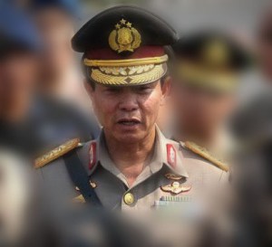 JENDERAL POLISI SUTARMAN. "Namun ada bagian tak nyaman dalam solusi ini. Kapolri Jenderal Sutarman telah diberhentikan ‘mendadak’ –bahkan jauh lebih cepat dari yang mampu diduga siapa pun– demi solusi jalan tengah itu." (download, editing)