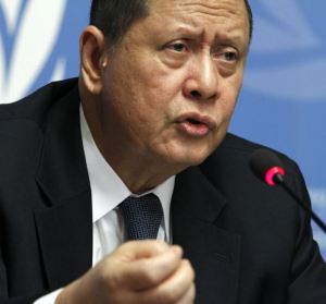 MARZUKI DARUSMAN. "Dan publik sulit untuk menilai mana yang benar di antara simpang siur tuduhan, karena memang nyaris tak ada samasekali hasil pencarian fakta dan kebenaran yang secara bulat bisa dipegang sebagai referensi. Temuan awal dan rekomendasi Tim Gabungan Pencarian Fakta (TGPF) di tahun 1998 yang dipimpin Marzuki Darusman SH, tak ditindaklanjuti penguasa pasca lengsernya Presiden Soeharto." (photo Reuters)