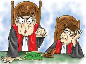 MEJA HIJAU. Masihkah pembaca ingat istilah “meja hijau” dan “dimejahijaukan”? Istilah itu untuk menamai pengadilan waktu dulu. Dinamai demikian karena meja di ruang pengadilan ditutup laken berwarna hijau. Dengan berjalannya waktu, ketika banyak muncul hakim “nakal”, muncul pula ungkapan “sekarang meja itu tidak berwarna hijau lagi.” Memang kini meja di ruang sidang tak lagi berwarna hijau. Semua diganti meja kayu ukir yang mahal. Ruang sidang juga disulap menjadi ruang yang megah, dilengkapi perabot yang megah pula. Hakim-hakimnya dibusanai jubah hitam dengan warna merah mengilap di bagian depan.Pokoknya semua yang ada di ruang sidang disulap menjadi serba megah. Namun, di kemegahan itu, “aura”nya hampa, menandakan wibawa yang lenyap. Kita pasti akan bertanya mengapa bisa demikian? Salah siapa ini? Apakah karena ulah para hakimnya? Menurut saya jelas “iya”, itulah sebab utamanya. Karena ada hakim yang memutus perkara berbau kontroversial, ada pula yang menafsirkan hukum tanpa mengindahkan rambu-rambu sehingga putusannya membingungkan dan terkesan tak adil. Jika masih ingin bukti lebih akurat, lihat kejadian di ruang sidang. Ruang yang dulu dianggap sakral itu kini bisa dimasuki demonstran hingga ratusan orang. Mereka berteriak-teriak “hakim tak adil”, lalu menyerangnya hingga hakim lari tunggang langgang. Memikirkan hal ini saya jadi sedih. Apakah sejelek itu keadaan pengadilan kita sekarang? Belum lagi kalau kita ingat tidak adanya sopan santun antar hakim. Ada hakim bawahan yang melaporkan mantan atasannya yang jauh lebih senior kepada polisi atas dakwaan telah melakukan pencemaran nama baik. Padahal, maksud mantan atasannya itu baik, yakni memberi nasihat serta petunjuk bagaimana menjadi hakim yang baik. Bukankah perbuatan itu sudah keterlaluan, menandakan mereka sudah tak punya tata krama sehingga timbul penilaian akan hilangnya wibawa pengadilan? Tak usah mencari jauh-jauh penyebab hilangnya wibawa pengadilan, seperti perkembangan ekonomi dan sebagainya yang menyebabkan tunggakan perkara menumpuk. Apa yang ada di depan mata seperti contoh di atas sudah cukup jelas. Namun, yang di depan mata ini sulit sekali diberantas! Kita masih membutuhkan orang “suci” yang berani dan mampu mengembalikan wibawa pengadilan seperti yang diharapkan masyarakat. (Oleh: Adi Andojo Soetjipto, Mantan Ketua Muda MA).