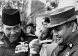 SOEKARNO DAN SOEHARTO. "Satu per satu, bila ditelusuri jejaknya, tak ada satu pun di antara para tokoh utama yang terlibat –yang langsung maupun tak langsung pada akhirnya mencipta konflik berdarah di bulan September 1965– menunjukkan kebajikan yang cukup berharga. Beberapa di antaranya bahkan menampilkan perilaku buruk, keji, tak kenal belas kasihan dan penuh intrik." (foto download)