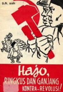 POSTER PKI. "Para pemimpin PKI sepanjang tahun 1960-1965 tak henti-hentinya memobilisasi massa anggota organisasi mantelnya menjalankan aksi sepihak yang untuk sebagian besar bercorak kekerasan dan berdarah-darah, untuk merebut tanah milik orang lain di Jawa Timur dan Sumatera Utara. Ibarat menabung kebencian yang pada waktunya menuai pembalasan berdarah yang berlipat-lipat kedahsyatannya." (reproduksi)