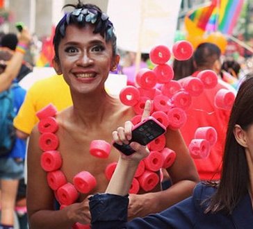 KOMEDIAN AMING DI PARADE LGBT. “Dari mereka yang berorientasi homo diharapkan realisme dan kesediaan untuk menerima bahwa perbedaan dalam orientasi seksual membuat mereka juga berbeda Mendesakkan penyamaan perkawinan antar-sejenis dengan perkawinan tradisional hanya akan memperkuat prasangka-prasangka. Dorongan untuk coming out bisa tidak kondusif.” (download: instagram pryscilyaaciel)